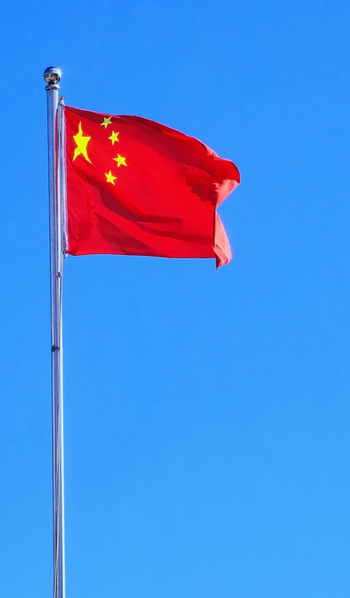 配图展示流程文档或会议沟通场景，增强可信度。